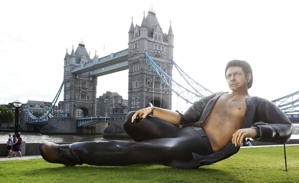 Jeff Goldblum reacts to giant statue of Jeff Goldblum